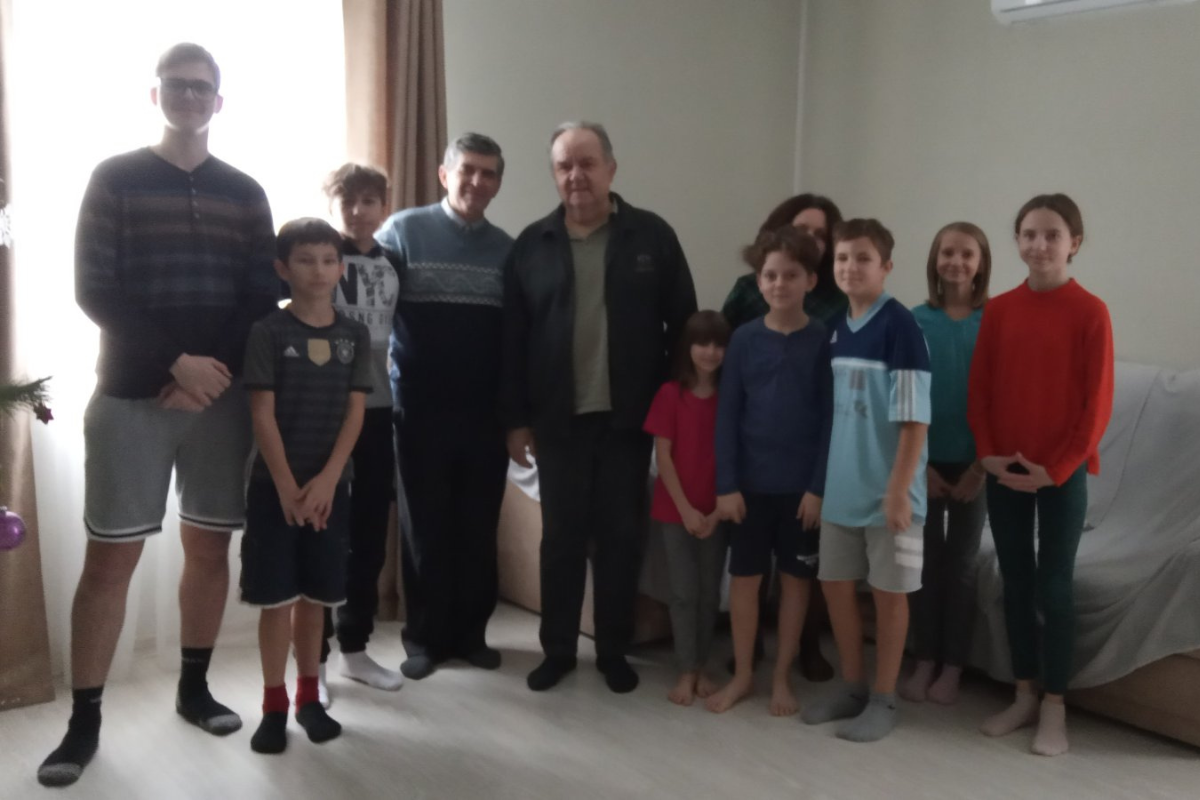 Фінансовий подарунок сім'ї,яка виховує 8дітей сиріт м.Підгороднє / Financial gift to a family raising 8 orphans in Pidhorodne.