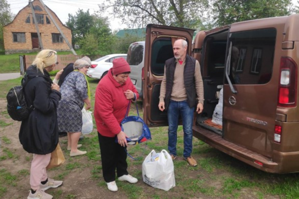 Видача гуманітарної допомоги / Humanitarian aid distribution