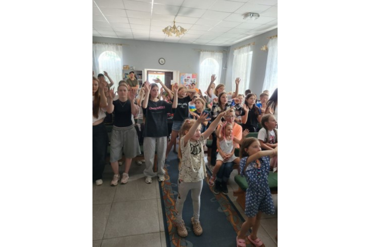 Lebedyn. Last day of camp: children's performance for parents. / с. Лебедин. Останній день табору. Виступ дітей перед батьками.