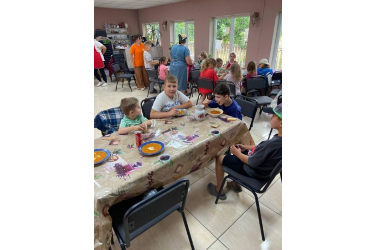 Lunch for children from low-income families and for the families of fallen soldiers. / Обід для дітей з малозабезпечених сімей та загиблих воїнів.