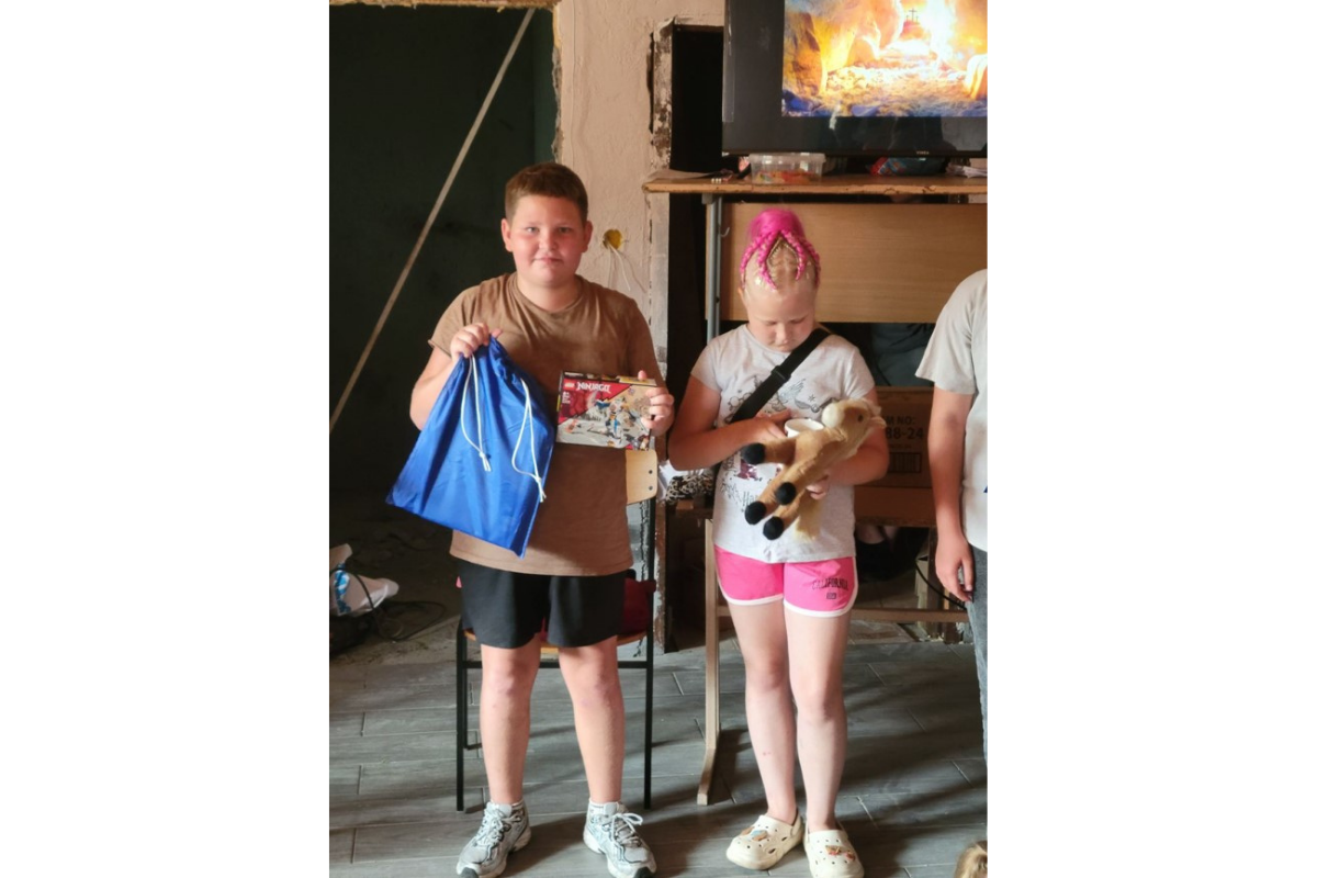 The children received prizes for memorizing "Golden Verses." One boy received five prizes for five verses; his father had died in the war / Діти отримували призи за вивчання на пам’ять Золотих Віршів. Хлопчик отримав 5 призів за п’ять віршів, батько цього хлопчика загинув на війні